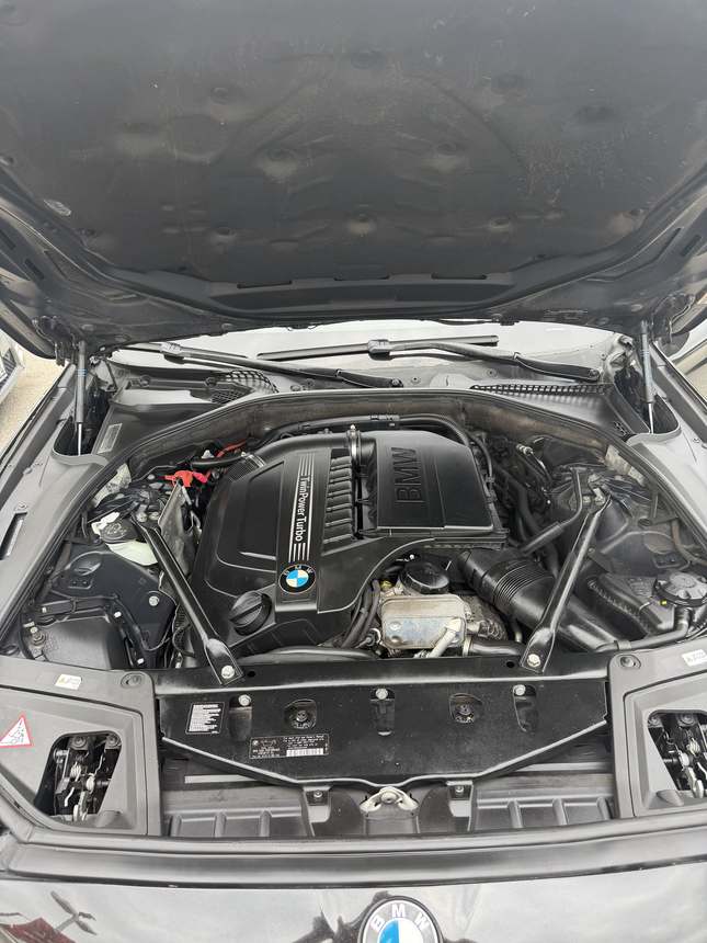 BMW 5 Series &mdash; Engine bay