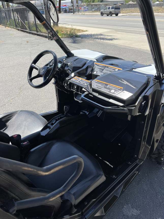 Can-Am Maverick &mdash; Cockpit, driver's side