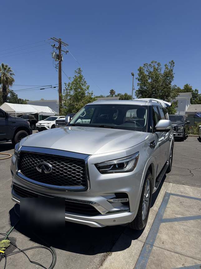 Infiniti QX80 &mdash; Front three-quarter