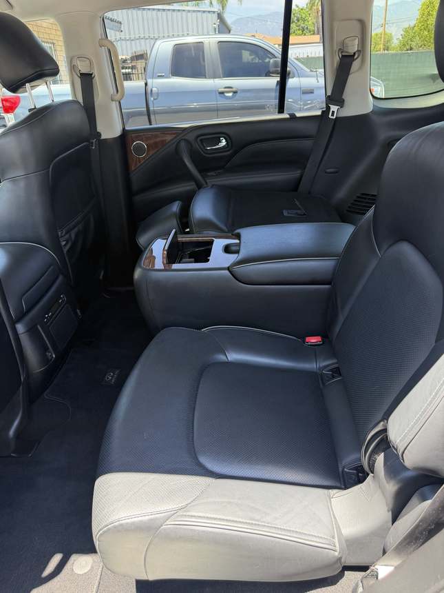 Infiniti QX80 &mdash; Second row