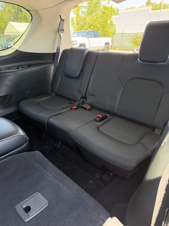 Infiniti QX80 &mdash; Third row