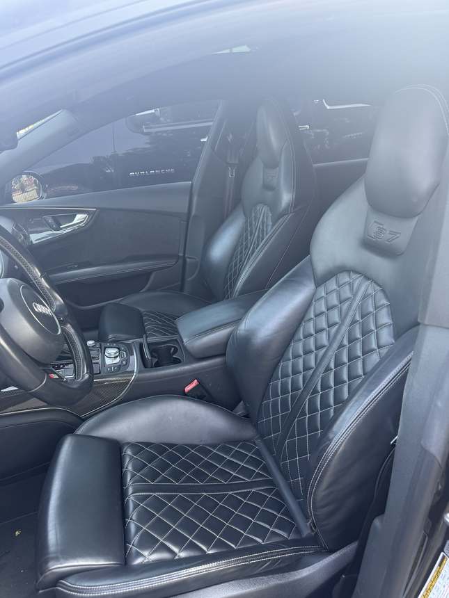 Audi S7 &mdash; Front seats, diamond stitch