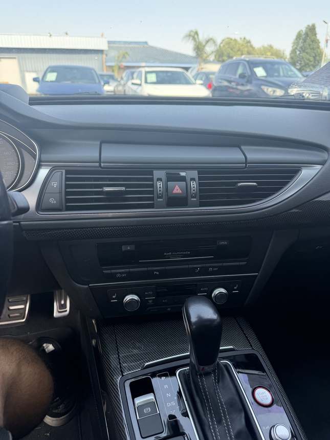 Audi S7 &mdash; Dash & console