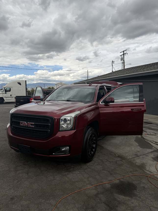 GMC Yukon &mdash; Front three-quarter