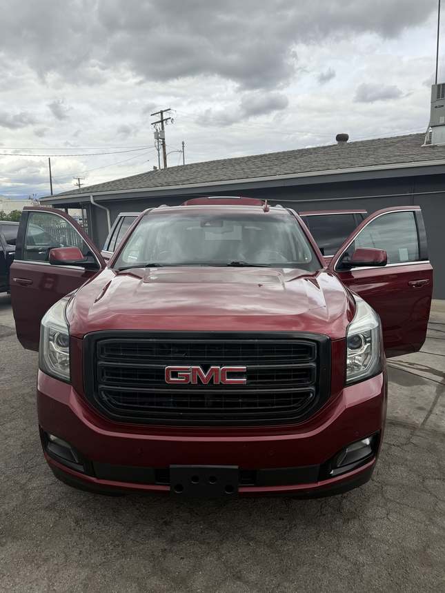 GMC Yukon &mdash; Head on