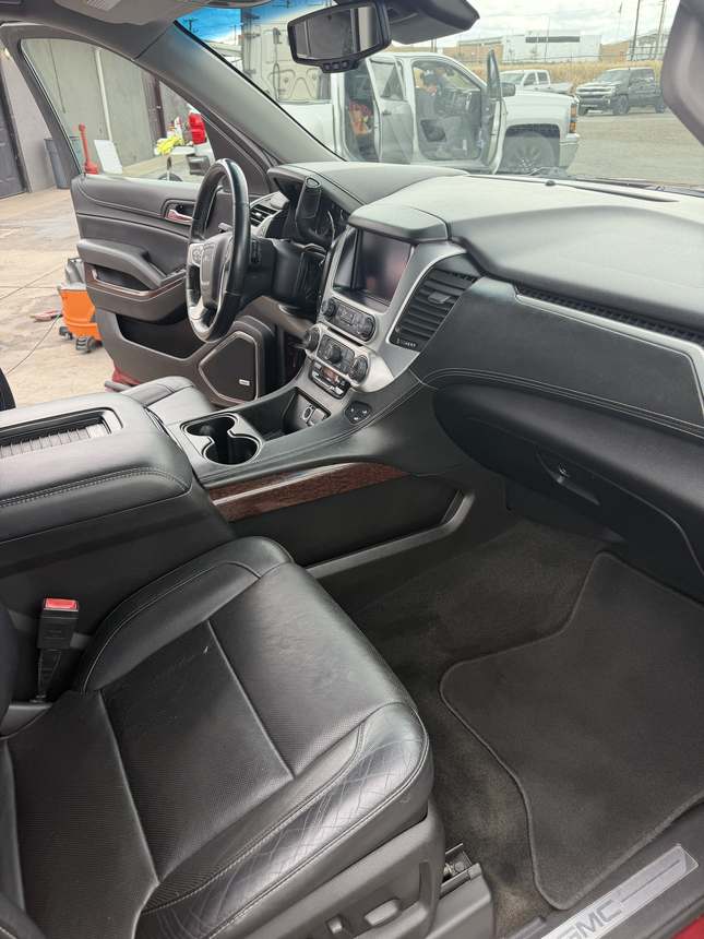 GMC Yukon &mdash; Console & passenger side